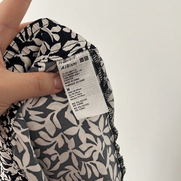 Uniqlo Airism Floral Elastic Waistband Shorts - Size M - Picture 3 of 4